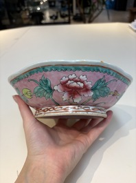 A collection of 28 Chinese famille rose wares, 18th C. and later