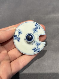 A large collection of 152 pieces, mainly Chinese porcelain covers, Kangxi and later