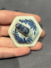 A large collection of 152 pieces, mainly Chinese porcelain covers, Kangxi and later