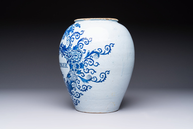 A blue and white Dutch Delft tobacco jar inscribed 'Duinkerker' with brass lid, 18th C.