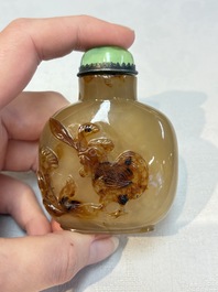 A Chinese agate 'Rooster' snuff bottle, 1780-1850