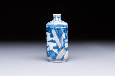 A fine Chinese blue, white and copper-red 'Tong Zi Zhi Lu 童子指路' snuff bottle, Yongzheng mark, 19th C.