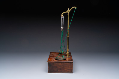 A foldable precision balance in metal and mahogany, with weights and accessories, probably England, 19th C.