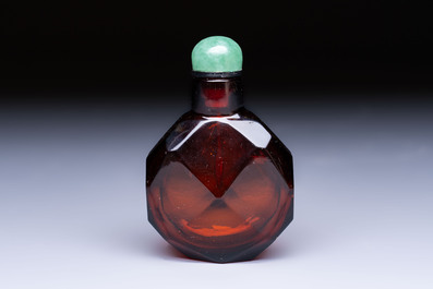 A Chinese facetted amber glass snuff bottle, 19th C.