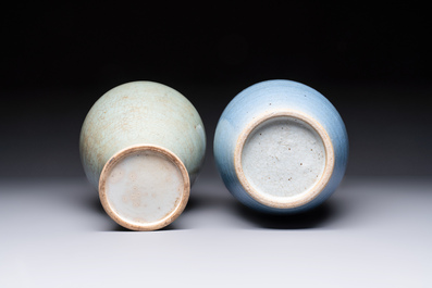 A Chinese celadon crackle-glazed vase and a lavender-blue crackle-glazed vase, 18/19th C.
