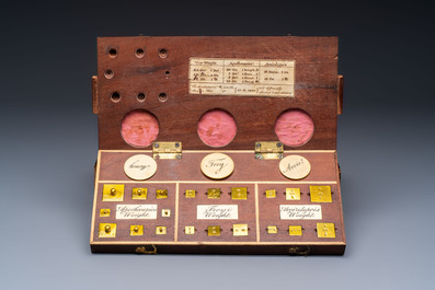 A foldable precision balance in metal and mahogany, with weights and accessories, probably England, 19th C.
