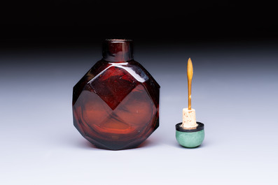 A Chinese facetted amber glass snuff bottle, 19th C.