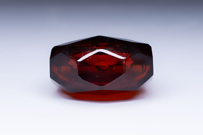 A Chinese facetted amber glass snuff bottle, 19th C.