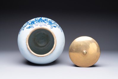 A blue and white Dutch Delft tobacco jar inscribed 'Duinkerker' with brass lid, 18th C.