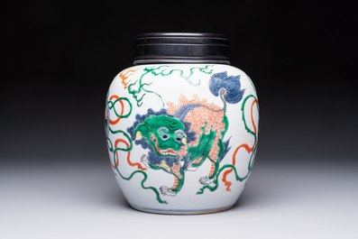 A fine Chinese famille verte 'Buddhist Lions' jar and a reticulated wooden cover, 19th C.