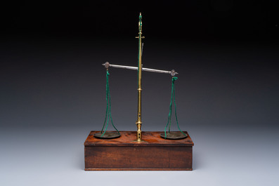 A foldable precision balance in metal and mahogany, with weights and accessories, probably England, 19th C.