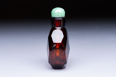 A Chinese facetted amber glass snuff bottle, 19th C.