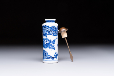 A fine Chinese blue and white 'Dragon' snuff bottle, 19th C.