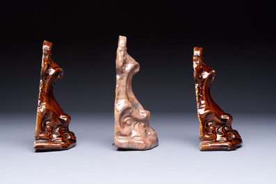 Three rare Bruges faience 'Faux Marble' and brown-glazed wall consoles, Pulinckx workshop, 18th C.