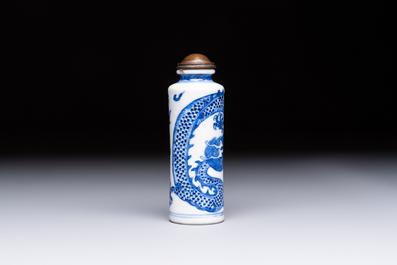 A fine Chinese blue and white 'Dragon' snuff bottle, 19th C.