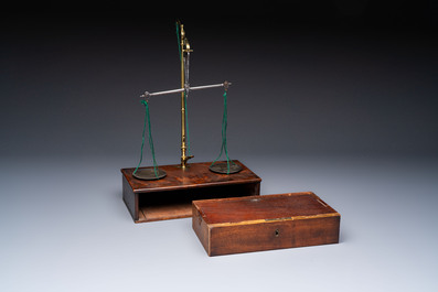 A foldable precision balance in metal and mahogany, with weights and accessories, probably England, 19th C.