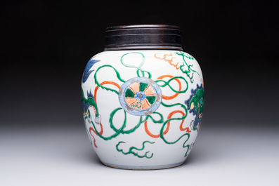 A fine Chinese famille verte 'Buddhist Lions' jar and a reticulated wooden cover, 19th C.