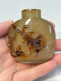 A Chinese agate 'Rooster' snuff bottle, 1780-1850