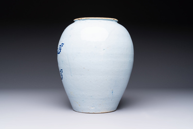 A blue and white Dutch Delft tobacco jar inscribed 'Duinkerker' with brass lid, 18th C.