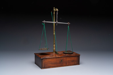 A foldable precision balance in metal and mahogany, with weights and accessories, probably England, 19th C.