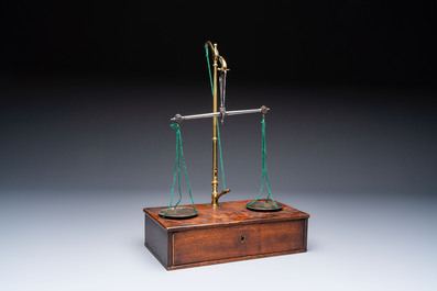 A foldable precision balance in metal and mahogany, with weights and accessories, probably England, 19th C.