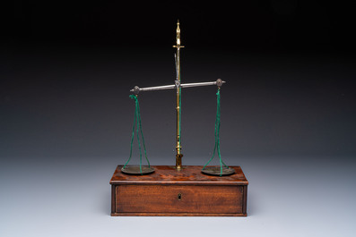 A foldable precision balance in metal and mahogany, with weights and accessories, probably England, 19th C.