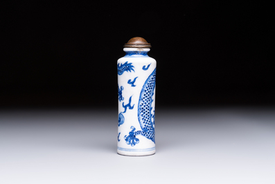 A fine Chinese blue and white 'Dragon' snuff bottle, 19th C.