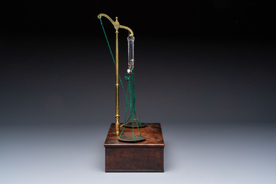 A foldable precision balance in metal and mahogany, with weights and accessories, probably England, 19th C.