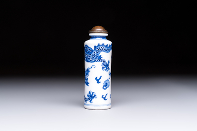 A fine Chinese blue and white 'Dragon' snuff bottle, 19th C.