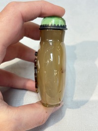 A Chinese agate 'Rooster' snuff bottle, 1780-1850