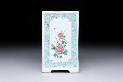 A square Chinese famille rose brush pot with floral design, Yongzheng/Qianlong