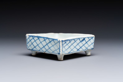 A rare Chinese blue and white Ko-Sometsuke lozenge-shaped inscribed tray for the Japanese market, Tianqi