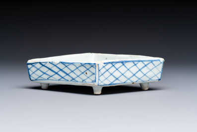 A rare Chinese blue and white Ko-Sometsuke lozenge-shaped inscribed tray for the Japanese market, Tianqi