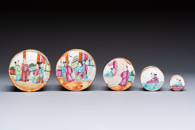 An extensive group of 23 Chinese Canton famille rose wares, 19th C.