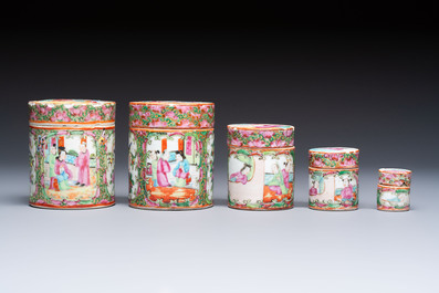 An extensive group of 23 Chinese Canton famille rose wares, 19th C.