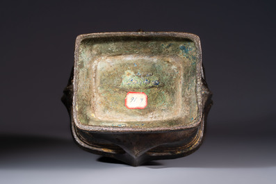 A Chinese archaic bronze wine vessel, Hu 壺, probably Western Zhou