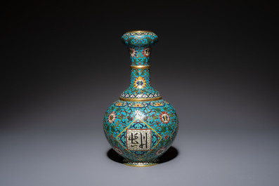 A fine Chinese cloisonn&eacute; garlic-mouth bottle vase with Arabic inscription, Qianlong mark, 20th C.