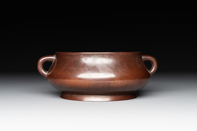 An extremely rare Chinese bronze censer with loop handles, Cheng Qu Mao Tang 城曲茅堂 mark, 17th C.