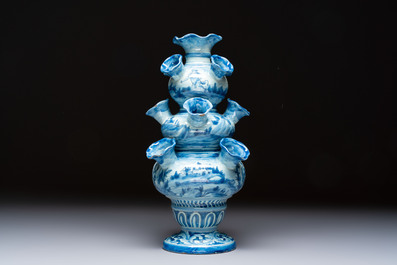 An Italian maiolica flower or tulip vase, Cantagalli, Florence, 19th C.