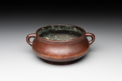 An extremely rare Chinese bronze censer with loop handles, Cheng Qu Mao Tang 城曲茅堂 mark, 17th C.