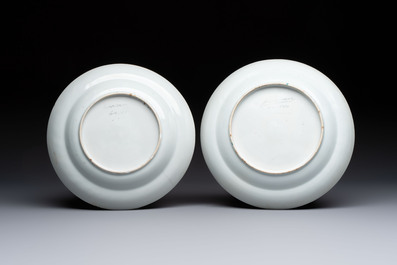 A pair of Chinese Canton famille verte plates with figural design, 19th C.
