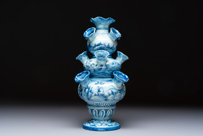 An Italian maiolica flower or tulip vase, Cantagalli, Florence, 19th C.