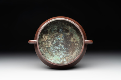An extremely rare Chinese bronze censer with loop handles, Cheng Qu Mao Tang 城曲茅堂 mark, 17th C.