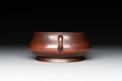 An extremely rare Chinese bronze censer with loop handles, Cheng Qu Mao Tang 城曲茅堂 mark, 17th C.