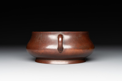 An extremely rare Chinese bronze censer with loop handles, Cheng Qu Mao Tang 城曲茅堂 mark, 17th C.