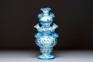 An Italian maiolica flower or tulip vase, Cantagalli, Florence, 19th C.