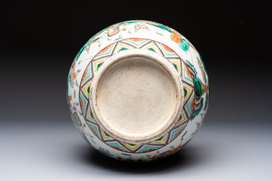 A Chinese famille verte 'Warriors' scroll pot, 19th C.