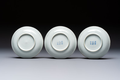 Two Chinese famille rose covered bowls and three grisaille saucers, Tongzhi and Qinghua Ciye Gongsi 慶華瓷業公司 marks, one signed Zi Wen 子文, 19/20th C.
