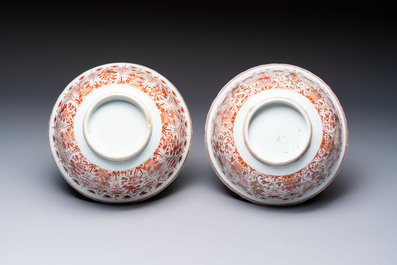 A pair of Chinese  iron-red and gilt-decorated 'Elegant Ladies and Tulips' bowls and covers, Kangxi