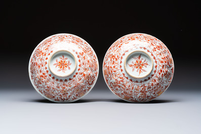 A pair of Chinese  iron-red and gilt-decorated 'Elegant Ladies and Tulips' bowls and covers, Kangxi